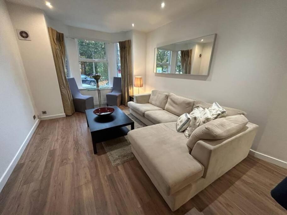 Spacious Central 2Bed Apartment Wilmslow Exteriör bild